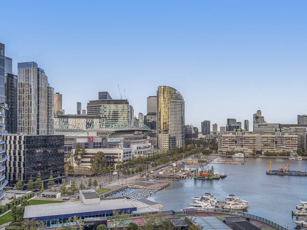 Entire apartment, Docklands Waterfront Elegance with Cityscape Views in Docklands, Melbourne