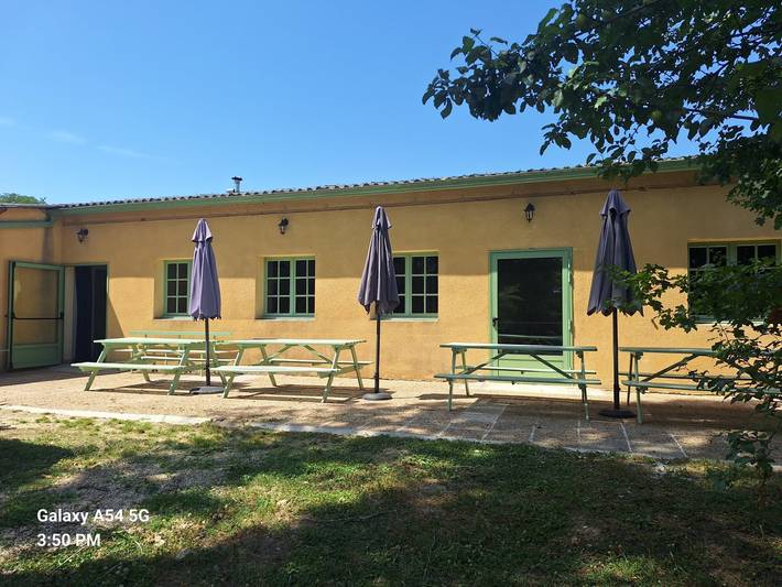 Gîte pour 37 personnes, avec vue sur le lac ainsi que jardin et terrasse à Creysse - 3