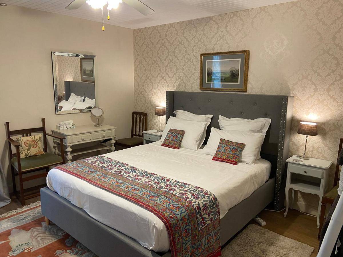Deluxe Double Room with Shower in Le Vigeant, Vienne (France)