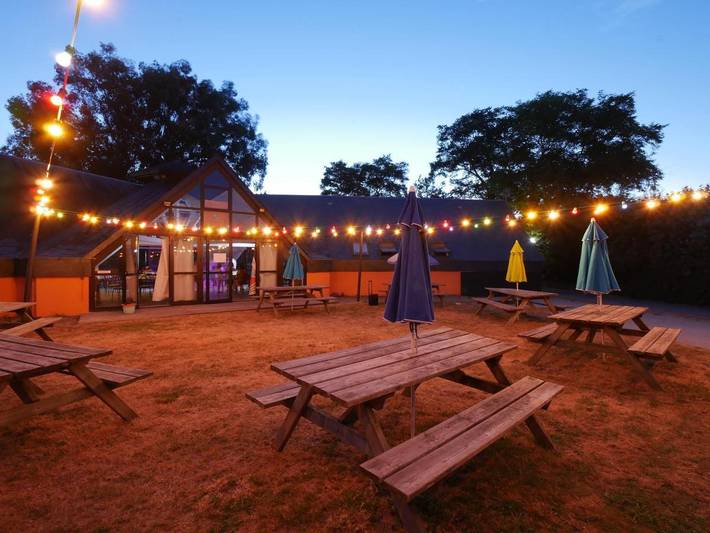 Parc de vacances pour 6 personnes, avec Terrasse ainsi que Jardin et Piscine dans le Morbihan