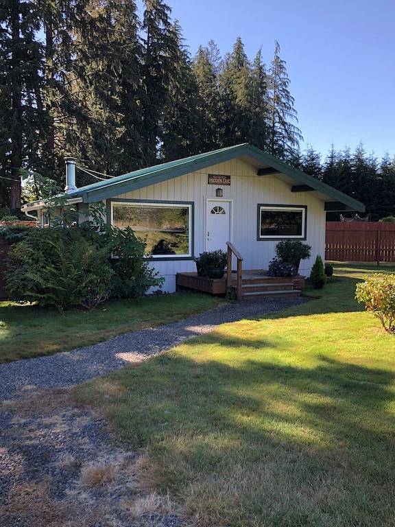 Gemütliche Hütte auf dem Sol Duc River Sleeps Four. Voll ausgestattete Küche und Bettwäsche. in Clallam County