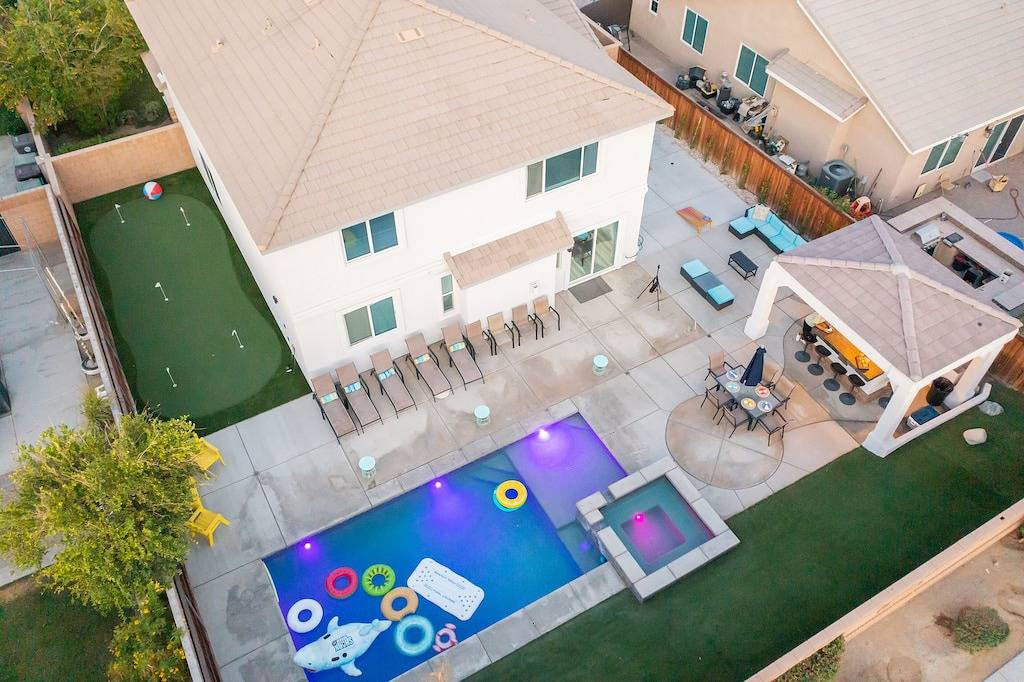 Interstellar w/Pool, Golf, & Game room/Sleeps 23! in Coachella, Coachella Valley