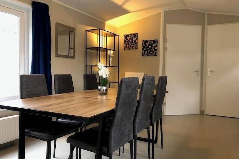 Mobilheim mit 3 Schlafzimmern und möblierter Terrasse in Nordholland