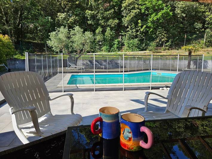 Location de vacances pour 6 personnes, avec vue ainsi que piscine et jardin, adapté aux familles dans Lac de la Cavayère - 2