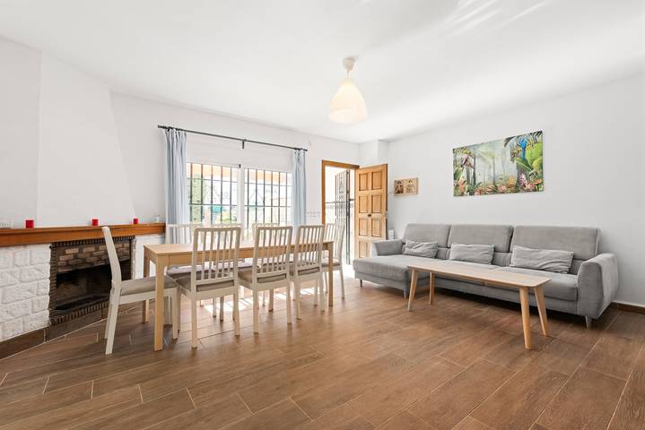 Casa Vacacional 'La Casa De La Cala Del Moral' con Piscina Compartida, Wi-Fi y Aire Acondicionado in La Cala del Moral, Rincón de la Victoria