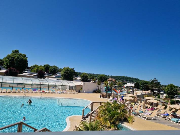 Camping pour 6 personnes, avec bassin pour enfant ainsi que jardin et piscine