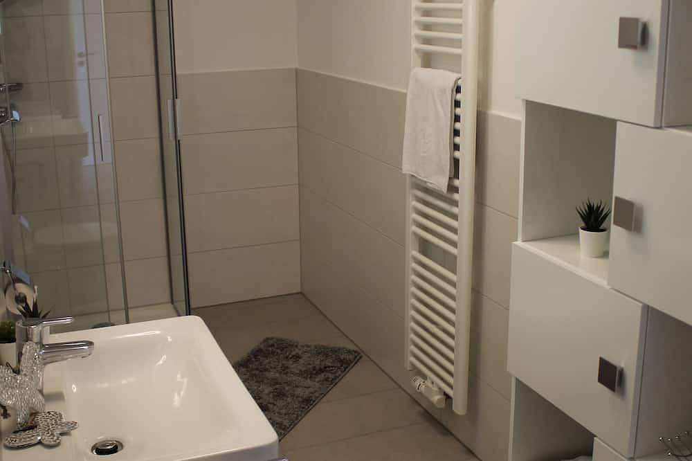 Ganze Wohnung, Brandneue Wohnung ; 82qm; 2,5 Zimmer, für bis zu 4 Erwachsene in Landau (Isar), Ostbayern