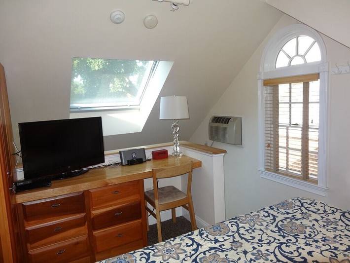 Loft for 2 people, with yard and balcony, with pets in Massachusetts