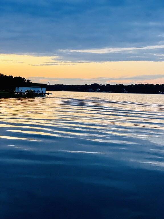 💥Luxury Waterfront Retreat Fully Renovated Hottub Kayaks Paddle board Gameroom in Lake Gaston