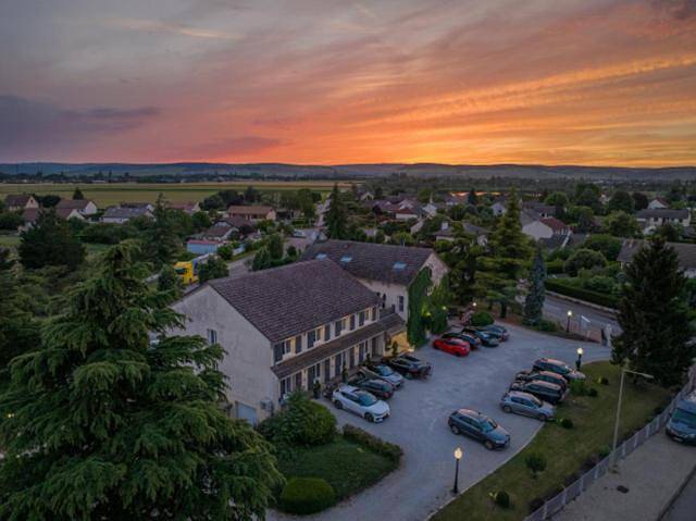 Hôtel pour 2 personnes, avec piscine et vue ainsi que bassin pour enfant et jardin, animaux acceptés à Montagny-lès-Beaune - 2