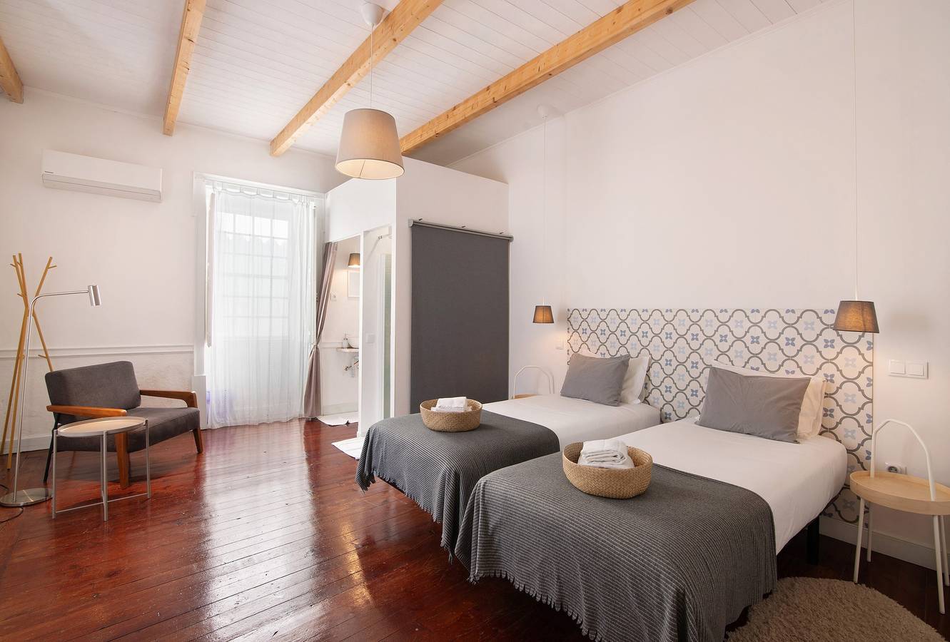 Room '8' with Shared Terrace, Wi-Fi and Air Conditioning in São Pedro, Faro