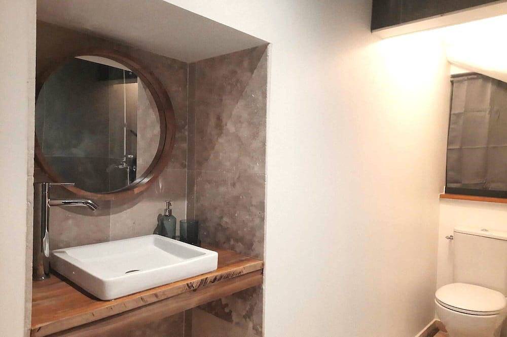 Entire apartment, Appart' hôtel tout confort avec balcon, clim, wifi in Tulette, Nyons region