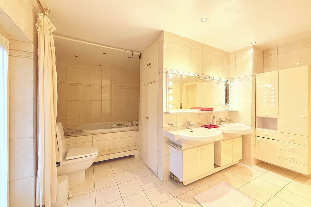 Für Sie allein: Tegernseer Landhaus mit Berg/Seeblick auf 2800m2 Grundstück in Bayerische Alpen