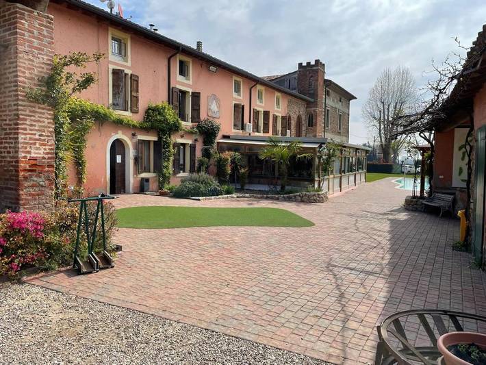 Agriturismo per 4 persone, con Terrazza e Giardino nonché Piscina e Panorama a Villafranca di Verona