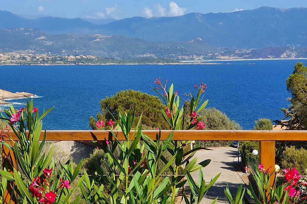 Appartement entier, Rez-de-jardin dans villa face à la mer. in Sagone, Vico