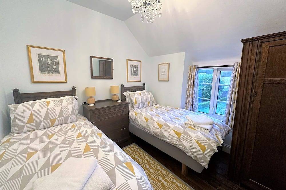 Roseleigh Cottage in the heart of Stow-on-the-Wold with parking for 2 cars. in Stow-on-the-Wold, Gloucestershire
