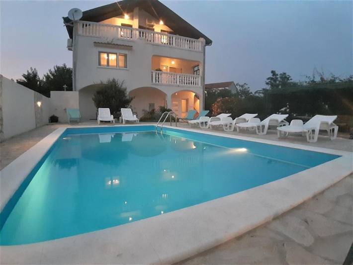 Ferienwohnung für 5 Personen, mit Ausblick und Pool sowie Garten
