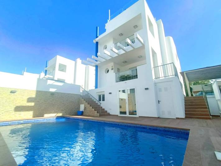 Ferienhaus für 8 Personen, mit Meerblick und Balkon sowie Terrasse und Pool