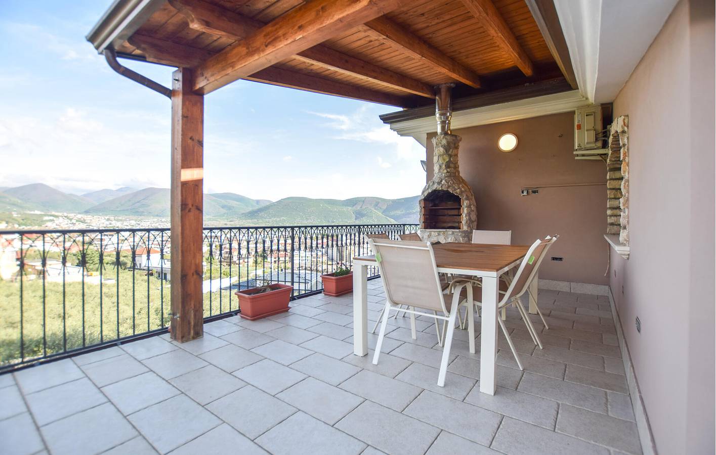 Entire holiday apartment, Spacious 120m² Apartment with Terrace, Parking, 1km from Avella City Center in Avella, Avellino Province