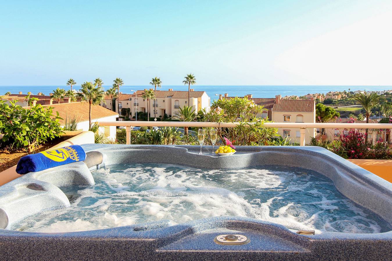 Entire apartment, Holiday luxury at Malibu Mansions, private hot tub in Playa El Bombo, Mijas