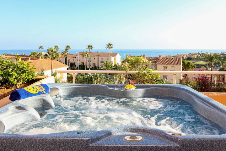 Entire apartment, Holiday luxury at Malibu Mansions, private hot tub in Playa El Bombo, Mijas
