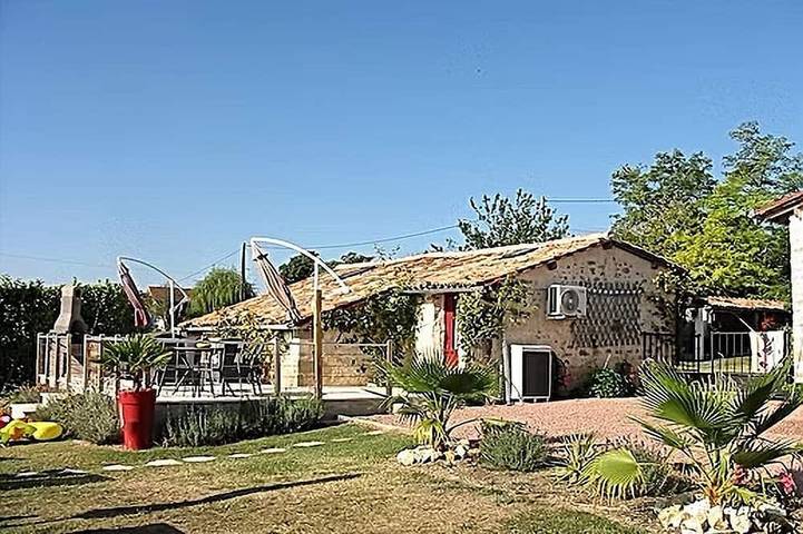 Gîte pour 2 personnes, avec jardin et terrasse dans Baignes