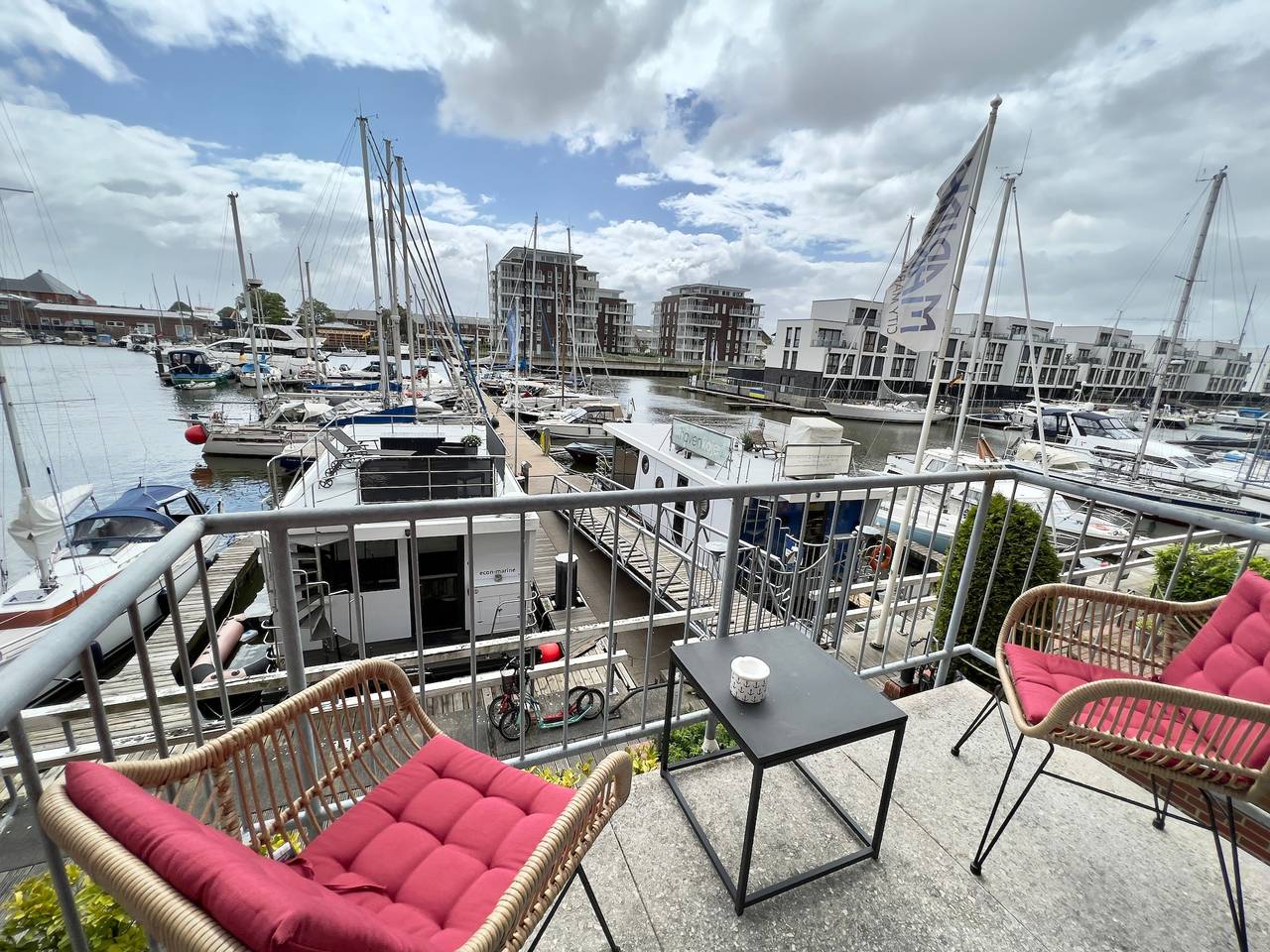 Ganze Wohnung, Fewo direkt in der City Marina /Yachthafen mit traumhaftem Blick auch mit Hund in Hafen Cuxhaven, Cuxhaven