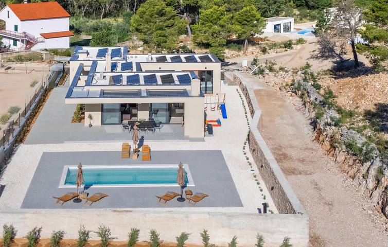Spacious 2-Bedroom Apartment with Pool, Garage, and Terrace in Sibenik, Šibenik-Knin