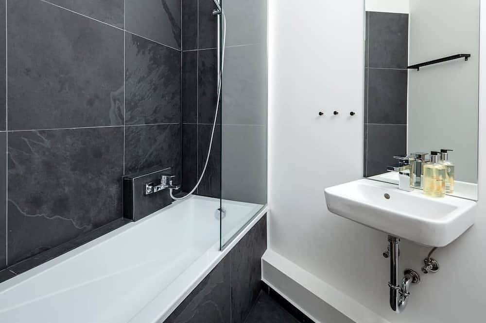 Künstlerzimmer 1.4 - das Abstrakte mit Badewanne in Gera, Ostthüringen