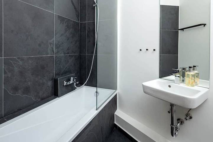 Künstlerzimmer 1.4 - das Abstrakte mit Badewanne in Gera, Ostthüringen
