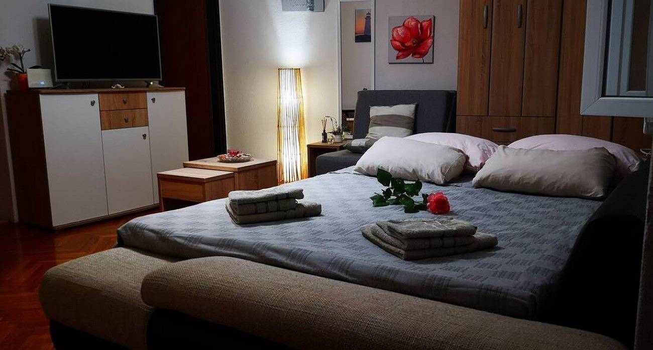 Entire apartment, Studio flat with balcony Supetar, Brač As-23901-a in Supetar, Brac