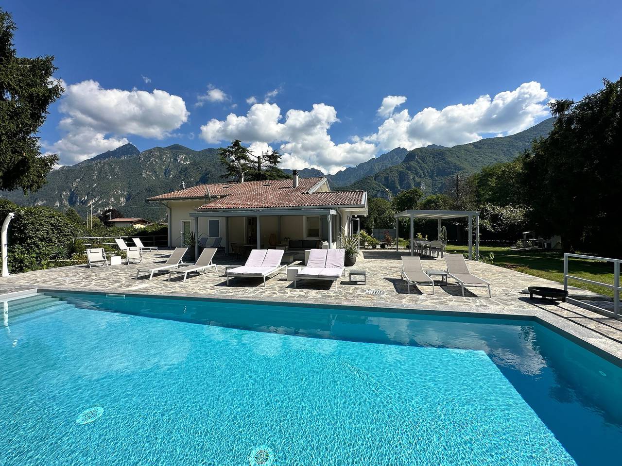 Villa 'Romantica Lago d'Idro' con piscina privata, Wi-Fi e aria condizionata in Bagolino, Prealpi Gardesane