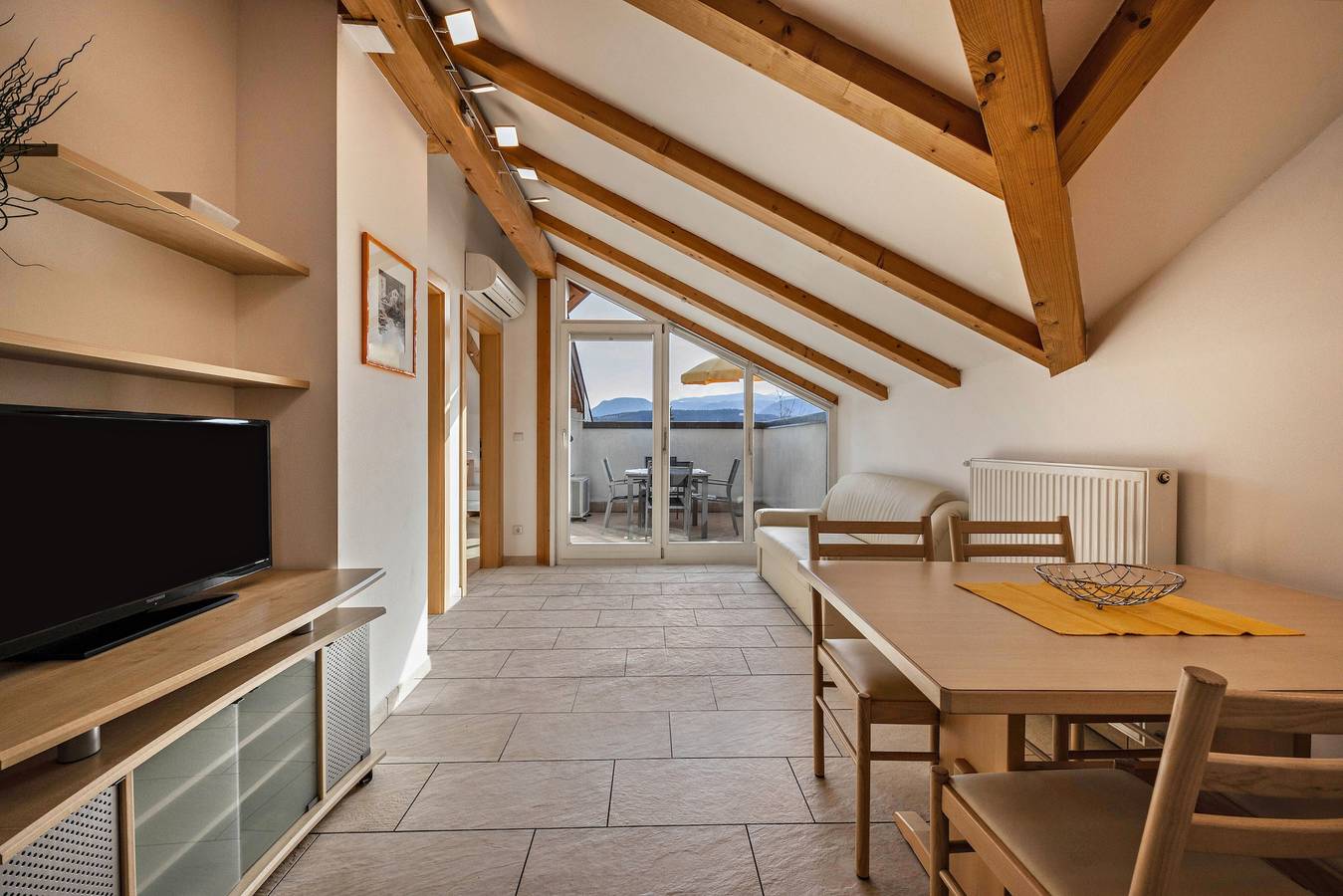 Ganze Wohnung, Ferienwohnung "Stompferhof Mansarde" in Kalterer mit Gemeinschaftspool & Garten in Kalterer See, Kaltern an der Weinstraße
