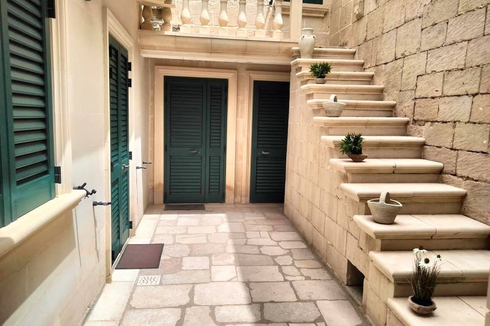 Small house from '600 in an ancient courtyard in Maglie, Lecce Provinz