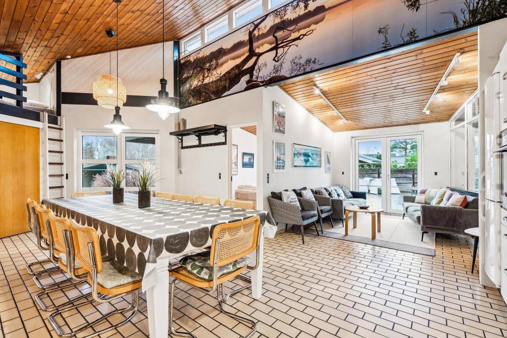 Spacious and inviting pool house with spa, sauna, rooftop terrace and room for the whole family – just 300 metres from the water and close to Ebeltoft’s beaches, forest and harbour. in Øerne, Ebeltoft