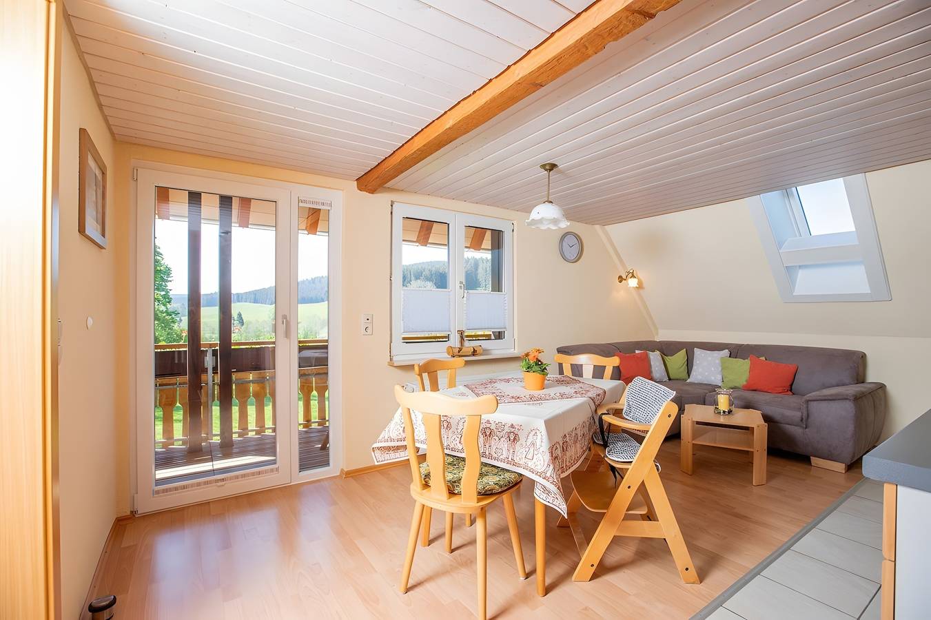 Ganze Wohnung, Gästehaus Josenmühle - Ferienwohnung Kamille,Tal und Bergblick, Balkon, Mitten im Grünen in Titisee-Neustadt, Südschwarzwald