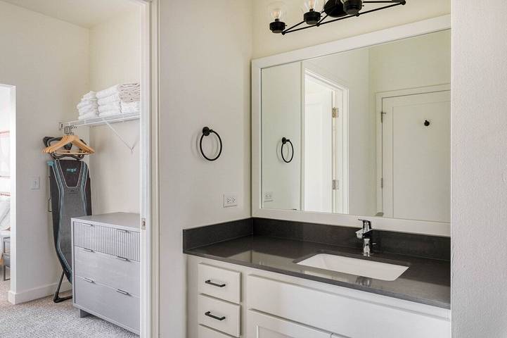 Vacation rental for 2 people, with balcony and pool, with pets in DuPage County