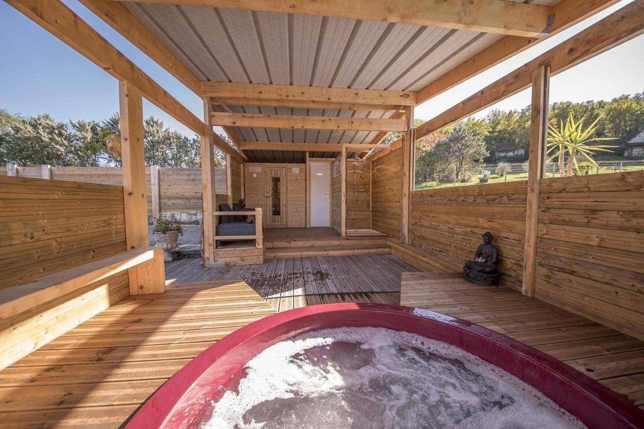 La Colline aux Chalets, Jaccuzi, Sauna in Saint-Chamarand, Quercy