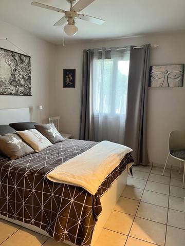 Location de vacances pour 2 personnes, avec vue ainsi que jardin et terrasse à Illats