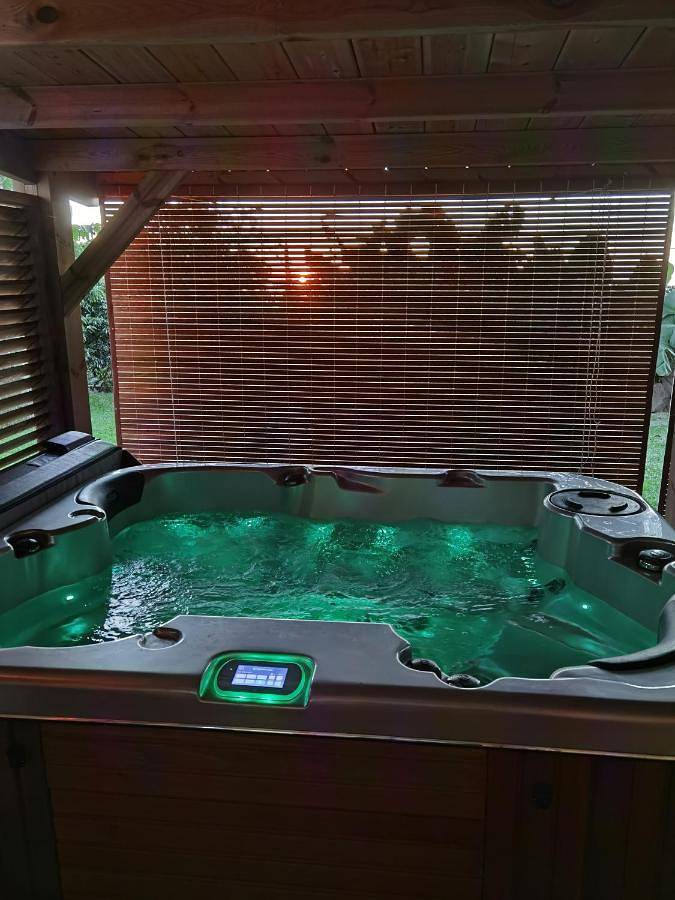 Location de vacances pour 3 personnes, avec piscine ainsi que vue et jardin dans Le Guillaume - 4