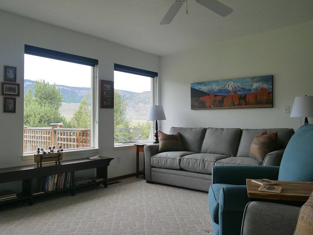 Entspannen Sie sich am Yellowstone River mit herrlicher Aussicht auf die Berge in Gardiner, Absaroka Range