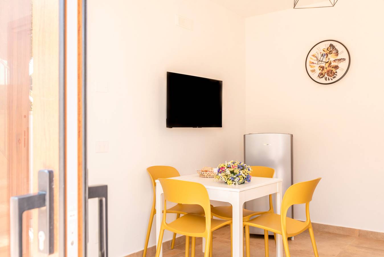 Entire apartment, Apartment 'Le 3 Rose - Damasco' with Lake View, Wi-Fi and Air Conditioning in Montallegro, Agrigento Province