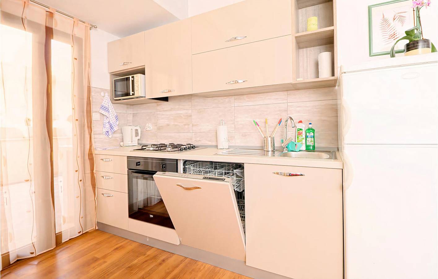 Ganze Ferienwohnung, Gemütliche 73 m² große Wohnung mit Meerblick, Terrasse und Parkplatz, 200 m vom Strand entfernt in Zivogosce, Makarska Riviera