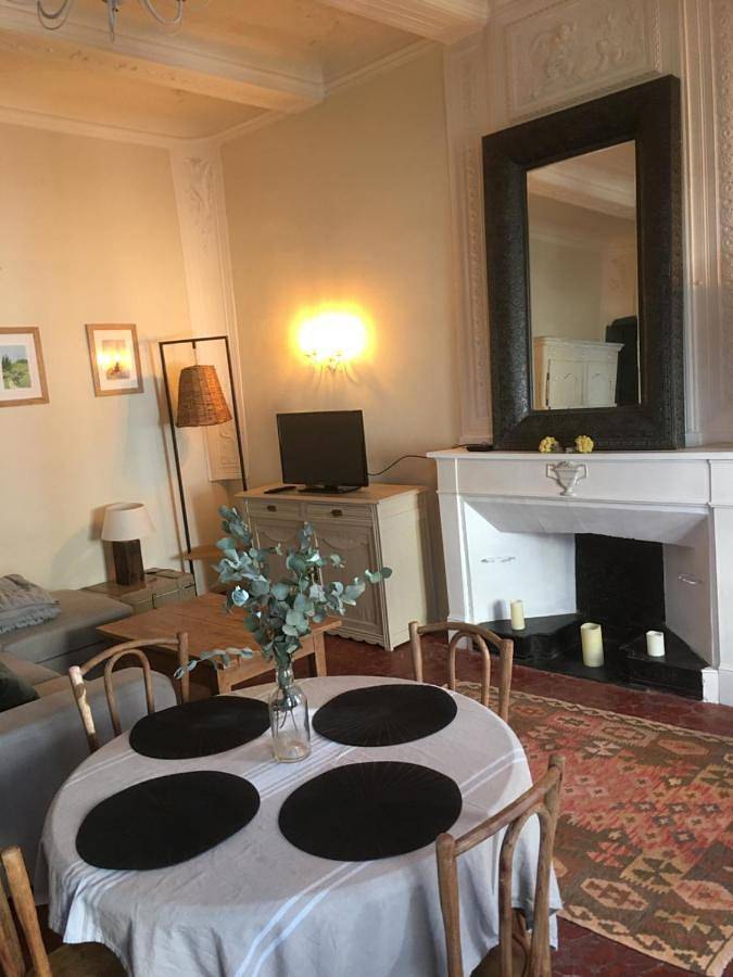 Appartement entier, One-Bedroom Apartment in Lourmarin, Parc naturel régional du Luberon