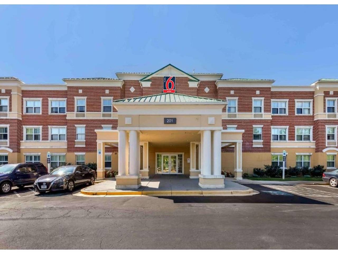 Entire apartment, Studio 6 Gaithersburg|Spacious King|Hearing|Kitchen in Gaithersburg, Maryland