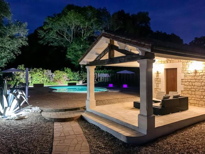 Location de vacances pour 12 personnes, avec Jacuzzi et Terrasse ainsi que Jardin et Piscine à Lesterps