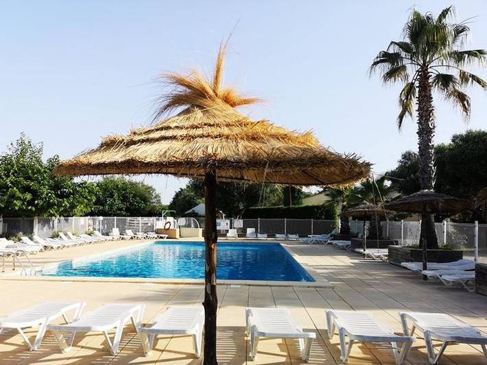 Mobil home pour 2 personnes, avec bassin pour enfant - 1