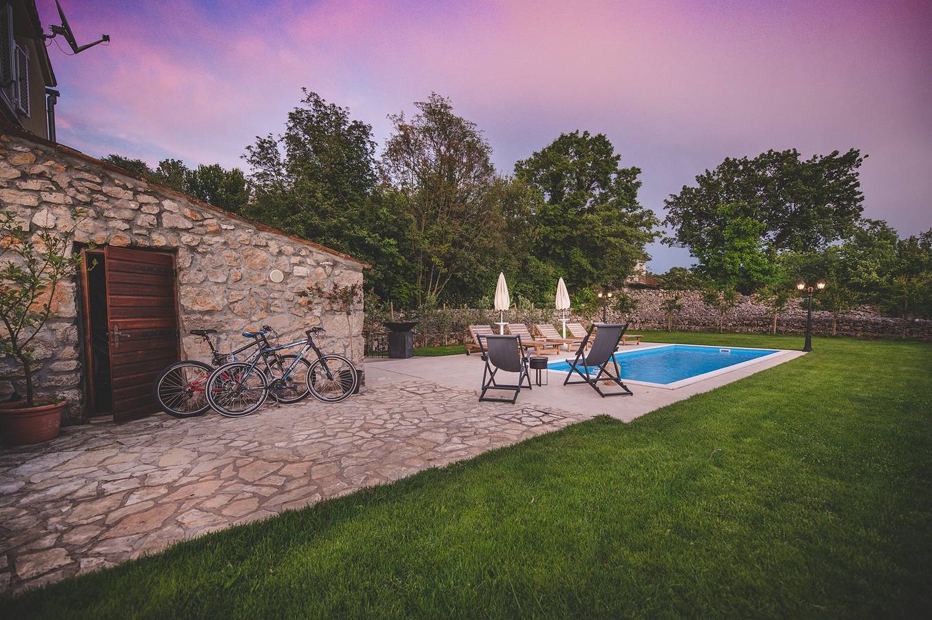 Village Villa M**** mit einem Hauch von Tradition und Pool auf Krk in Malinska-Dubašnica, Krk