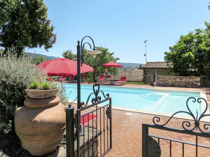 Agriturismo per 6 persone, con terrazza e piscina per bambini nonché giardino, con animali domestici in Santa Luce