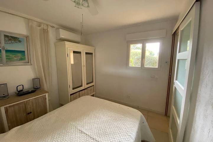 Appartement entier, Beau rez-de-jardin avec terrasse, vue mer et accès direct à la plage - piscine in Bormes-les-Mimosas, Parc national de Port-Cros